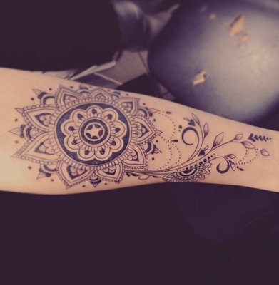  Tatouage mandala sur l'avant bras